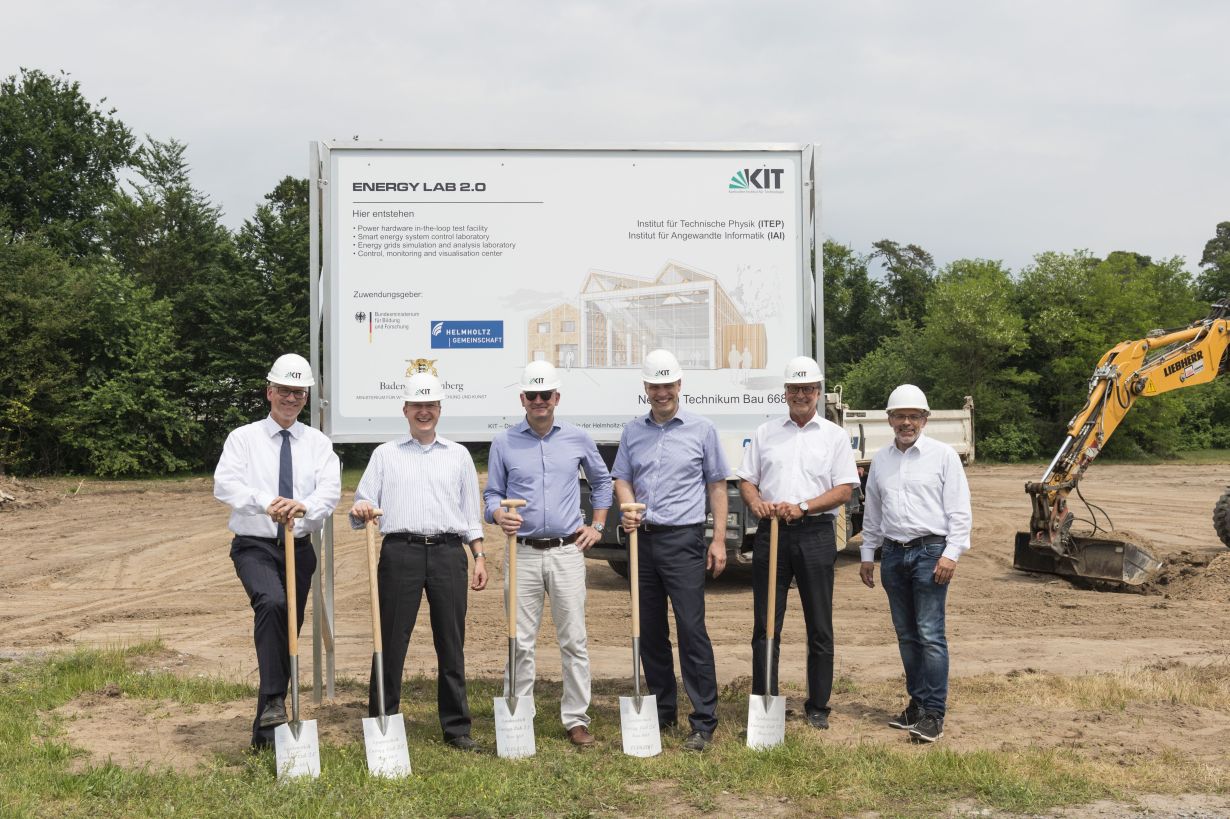 Mit dem Spatenstich beginnt die Bauphase der neuen Halle des Energie Lab 2.0 auf dem Campus Nord des KIT