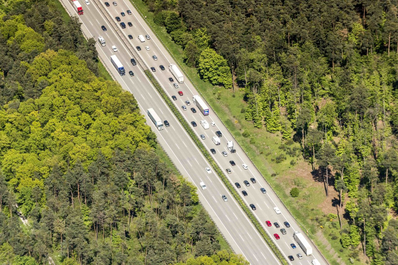 Autobahnen und Transportwege wie Schiene, Wasser und Luft werden mit dem Modell HIGH-TOOL abgebildet, um politische Entscheidungen vorzubereiten. (Bild: KIT)