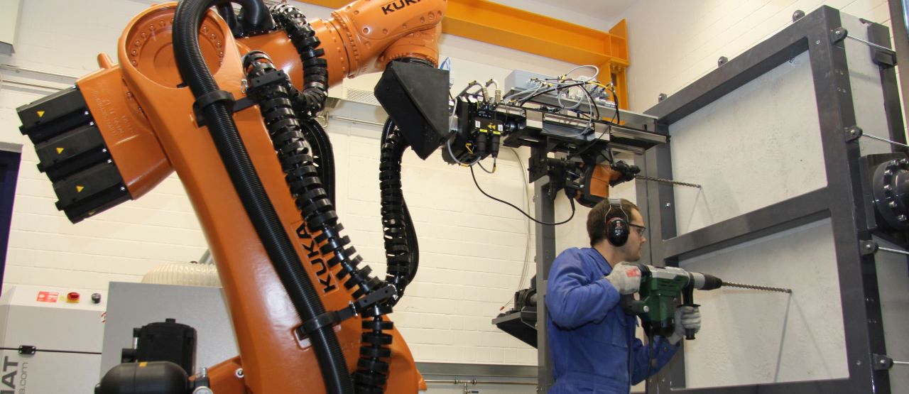 Im Power-Tool-Prüffeld des KIT testen Roboter Elektrowerkzeuge automatisiert, wie es Menschen manuell tun würden. (Bild: KIT)