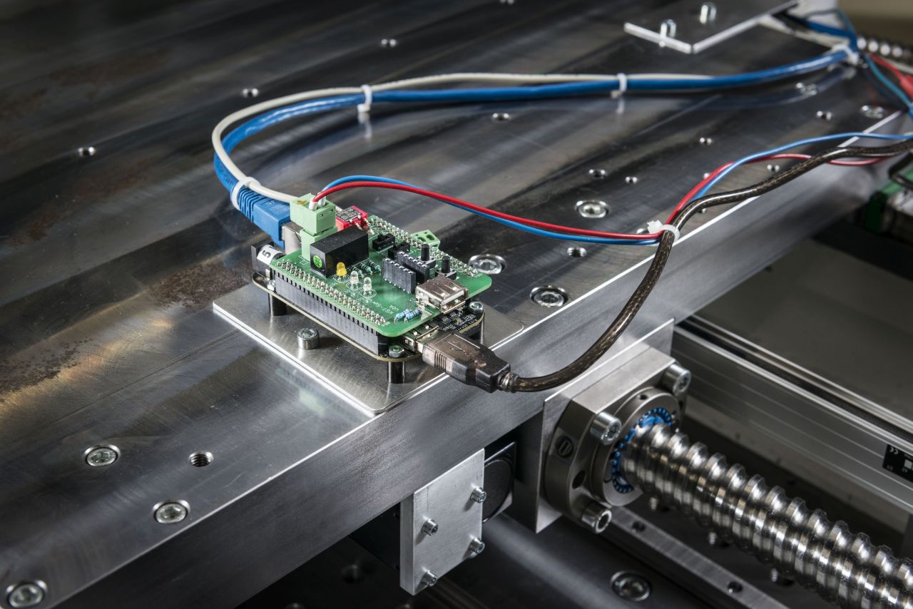 Small connector, big effect: This plug-and-play adapter overcomes language barriers between machines and facilitates modifications of industrial facilities. (Photo: KIT) 