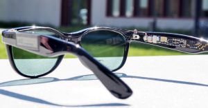 Die Solarbrille versorgt mit halbtransparenten organischen Solarzellen als Brillengläsern zwei Sensoren und Elektronik im Bügel mit Strom. (Bild: KIT)