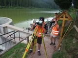 Fine levelling - highly precise measurement of height differences at Linachtalsperre. (Photo: GIK) 