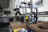 Der Roboter des Team PiRO erkennt die gesuchten Objekte und stellt sie selbstständig im Warenkorb zusammen. (Bild: Laila Tkotz, KIT)