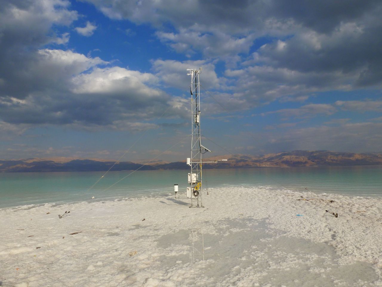 Die mit 429 Metern unter dem Meeresspiegel tiefstgelegene meteorologische Station auf der Erde misst kontinuierlich die Verdunstung des Wassers des Toten Meeres (Foto: U. Corsmeier, KIT)