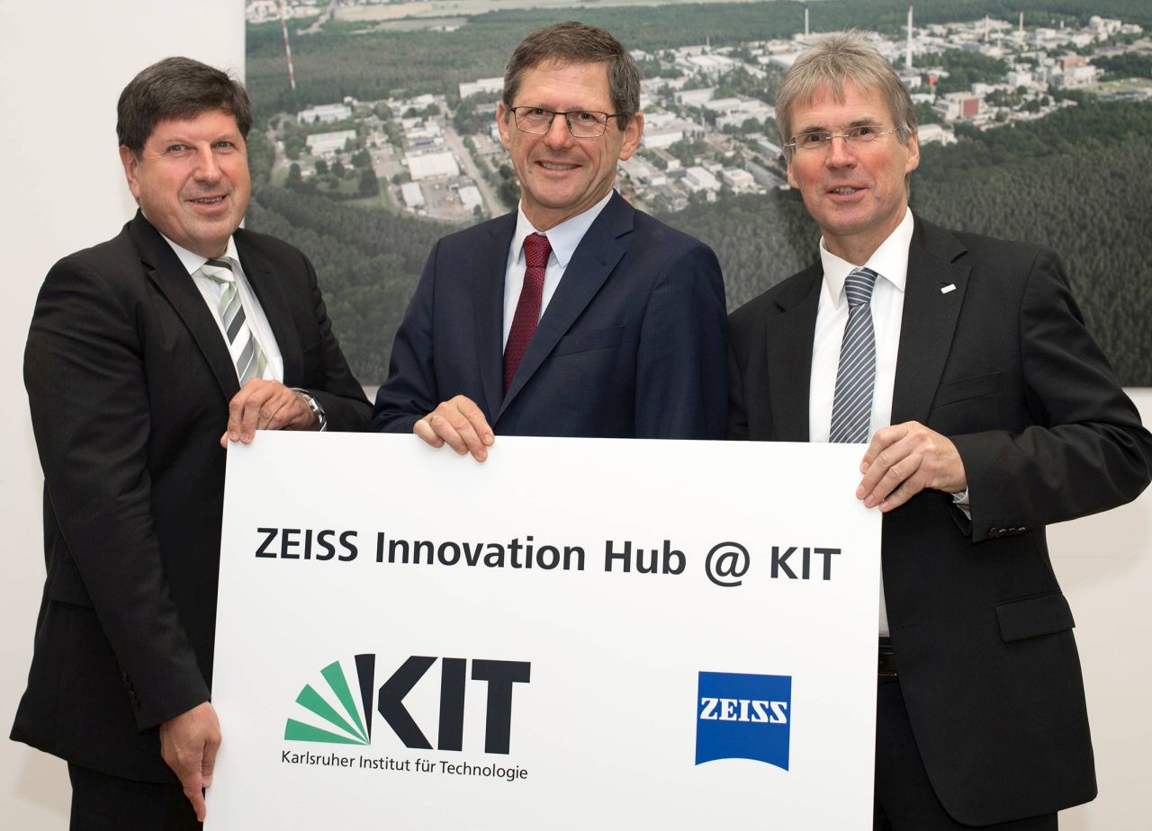 Prof. Michael Kaschke, Vorsitzender des Konzernvorstandes ZEISS (Mitte), Prof. Holger Hanselka, Präsident des KIT (rechts) und Vizepräsident des KIT für Innovation und Internationales Prof. Thomas Hirth (links). 