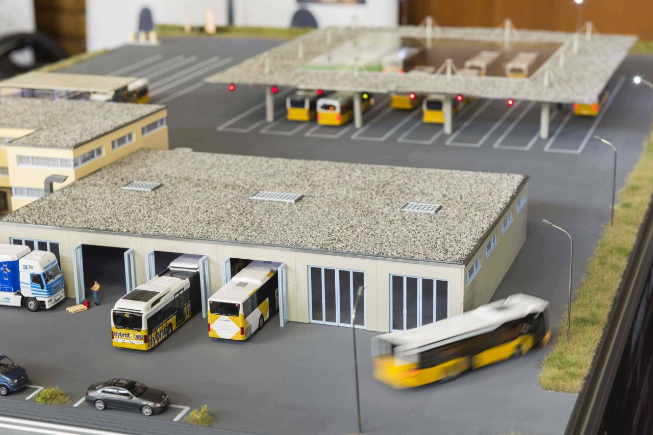 Das Modell des Busbetriebshofs macht deutlich, welche Stationen ein autonom fahrender Bus durchlaufen soll. (Bild: Laila Tkotz/KIT)