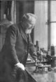 Otto Lehmann in seinem Labor. Mit der Erforschung der Flüssigkristalle erschloss der Physiker die Grundlagen für die heutigen flachen und energieeffizienten LCDs.  (Foto: KIT Archiv 27059, 8) 