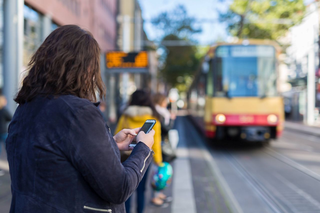 Paying public passenger transport tickets with a smartphone becomes increasingly popular. But is it secure? (Photo: Gabi Zachmann/KIT)