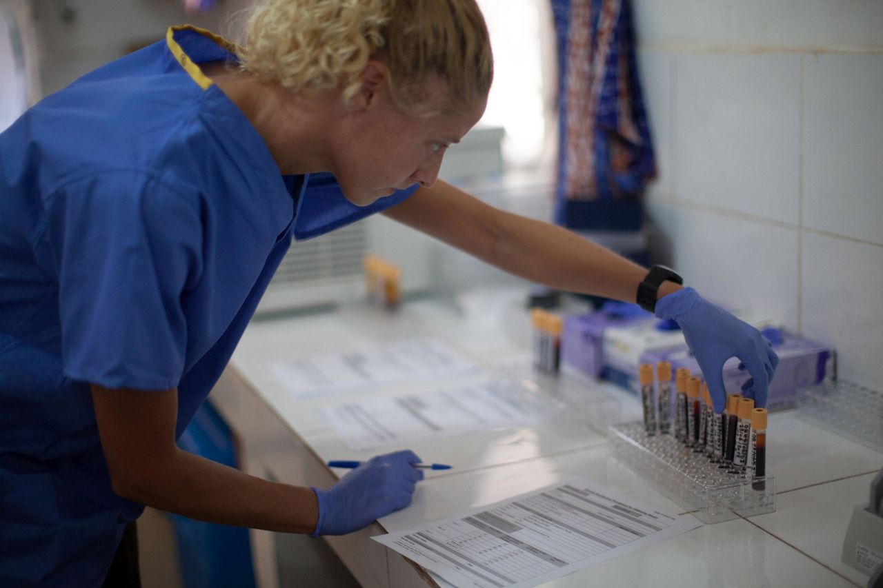 Der Kampf gegen vernachlässigte armutsassoziierte Krankheiten lässt sich nur gemeinsam gewinnen. Bild aus einem Impflabor in Guinea. (Foto: WHO/Sean Hawkey) 