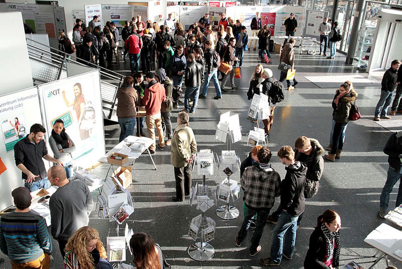 Über das Angebot an Studiengängen und berufliche Ausbildung am KIT können sich Schülerinnen und Schüler am 22.11.2017 informieren. (Foto: Eva Pailer)