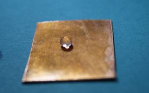 Fluoropor coating on a copper thin film (Photo: Bastian E. Rapp, KIT)