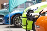 Elektroautos und Plug-in-Hybride können gleichermaßen Strom tanken. Wer weniger Kohlendioxid ausstößt, hat nun die „Profilregion Mobilitätssysteme Karlsruhe“ untersucht. (Bild: KIT/L.Albrecht)