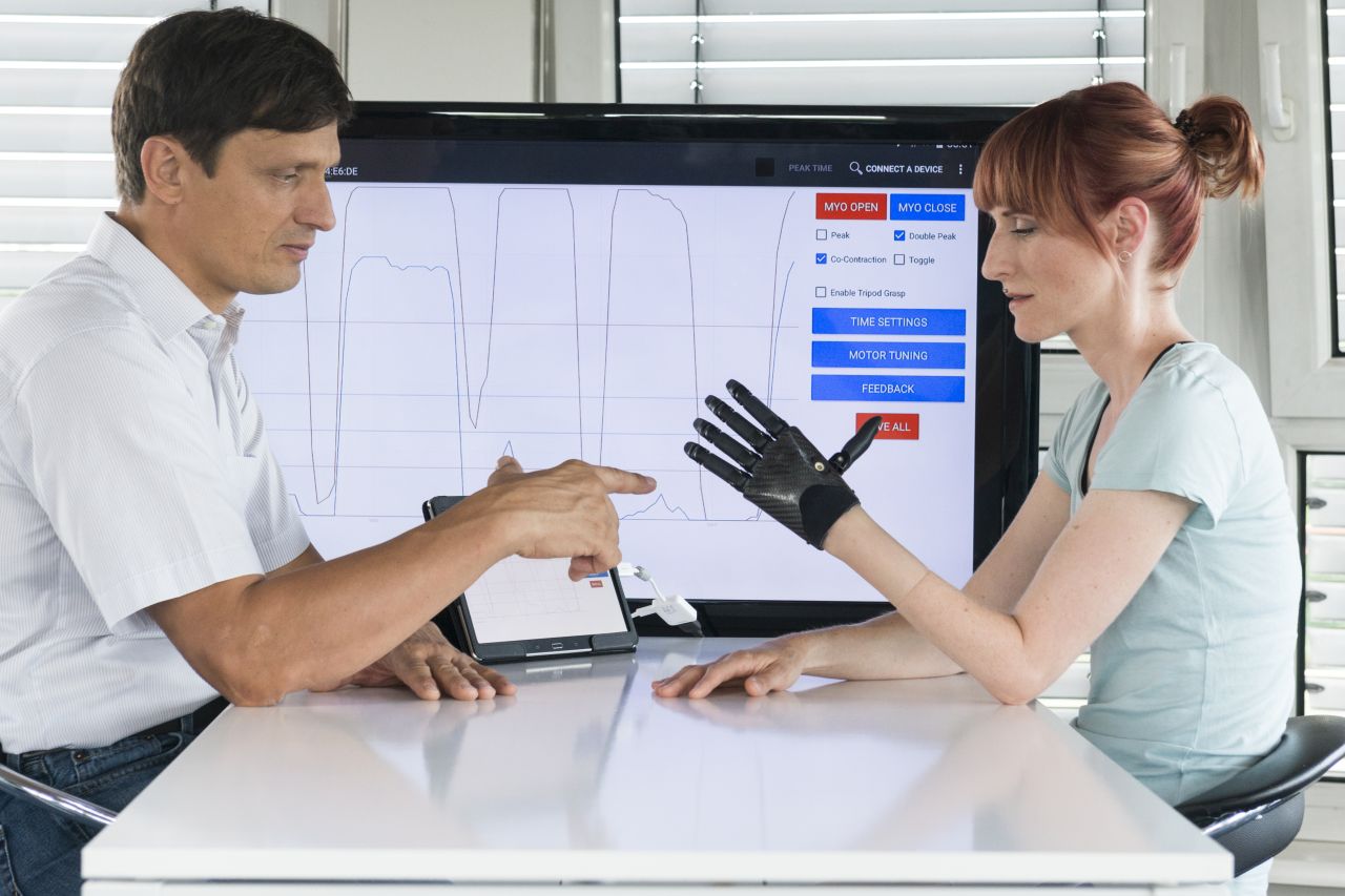 A kit for artificial hand prostheses with a sense of touch made by Vincent Systems allows for adapting the technology to the wearer. (Photo: Ansgar Pudenz/Deutscher Zukunftspreis) 