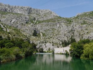 Die „Ombla-Quelle“ in Kroatien. Mit einer mittleren Schüttung von 24 m³/s eine der größten Karstquellen weltweit. (Foto: Nico Goldscheider, KIT)