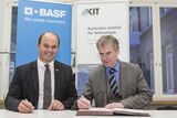 Dr. Martin Brudermüller, Vice Chairman of the Board of Executive Directors and Chief Technology Officer of BASF, and Professor Holger Hanselka, President of KIT.  (Photo: Dölger, BASF)