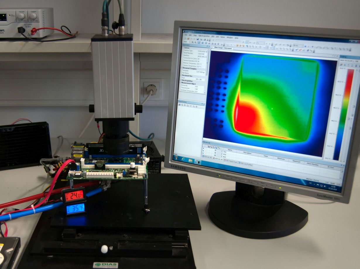 Setup to monitor a computer chip with infrared cameras. (Photo: CES/KIT) 