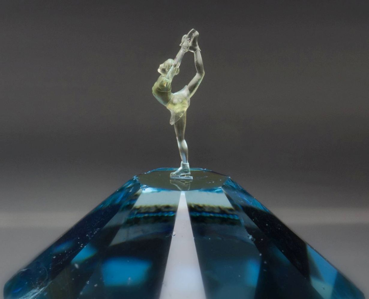 Die nur drei Millimeter große Eistänzerin wurde auf die Spitze eines Kristalls gedruckt. (Foto: Nanoscribe)