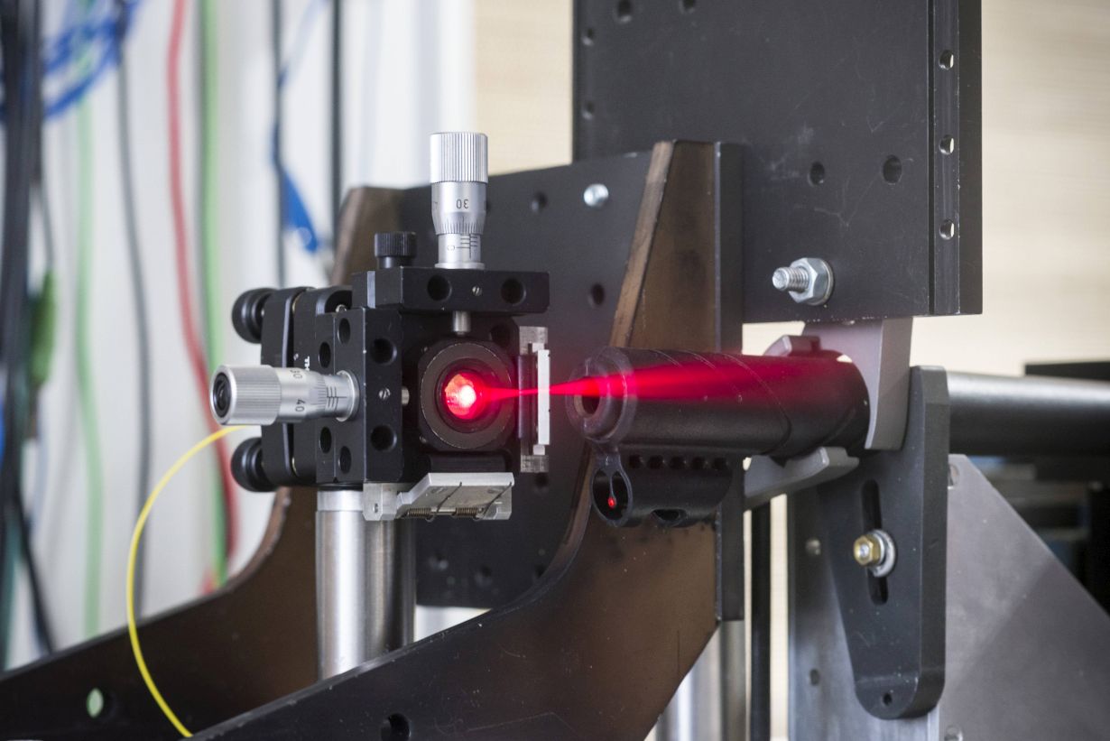 Demonstrationsaufbau einer ultraschnellen Distanzmessung: Der Lauf eines Luftgewehrs ist fest eingespannt und der beim eigentlichen Versuch unsichtbare Laserstrahl wird auf die Flugbahn der abgefeuerten Projektile ausgerichtet. (Foto: Laila Tkotz, KIT) 