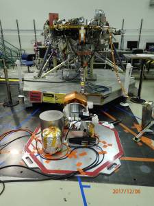 Seismometer (im Vordergrund) und InSight-Lander (im Hintergrund) (Foto: Copyright CNES)