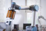 Robotergreifarm mit taktilen Näherungssensoren: Die multimodale Sensorik verbesserte die Kooperation zwischen Mensch und Roboter – und macht sie sicherer. (Foto: Amadeus Bramsiepe, KIT)