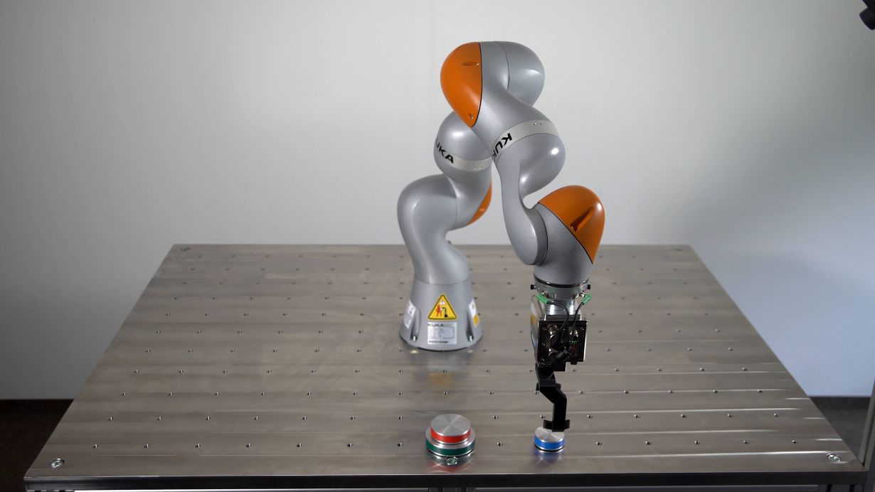 Im Robot Learning Lab des KIT können Studenten und Wissenschaftler über das Internet echte Industrieroboter steuern und so ihre Programme testen. (Foto: KUKA)