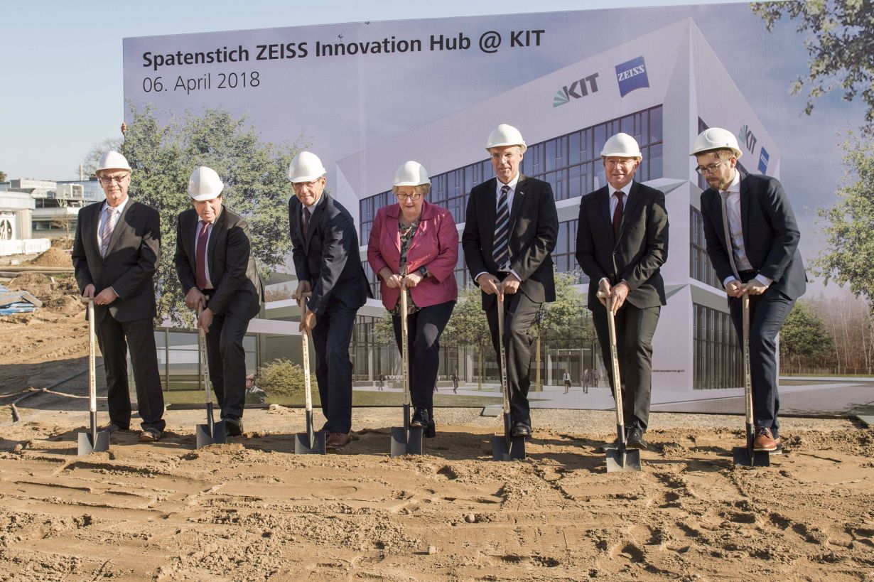 Spatenstich zum ZEISS Innovation Hub @ KIT mit Wissenschaftsministerin Theresia Bauer (Mitte), dem Präsidenten des KIT Holger Hanselka (rechts davon) und dem Vorstand der Carl Zeiss AG Michael Kaschke (links davon); vollständige Bildunterschrift s. Texten