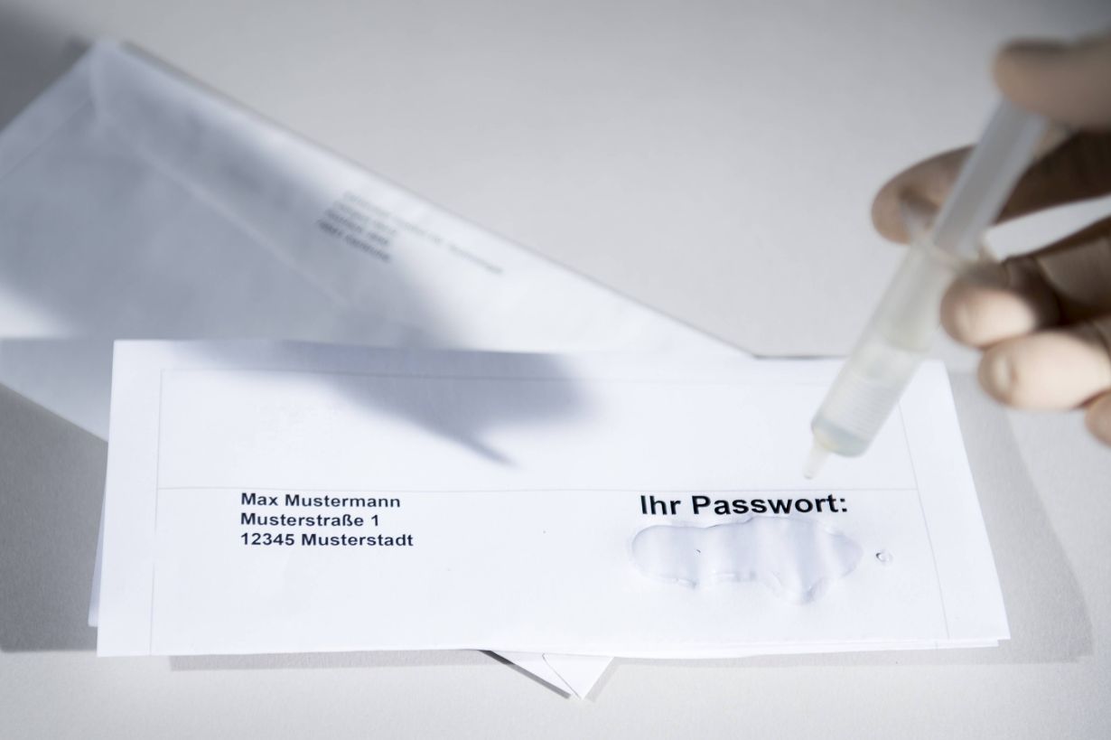 Unsichtbares Passwort: Die Information für die Verschlüsselung steckt im Molekül, zum Beispiel als Flüssigkeit auf Papier aufgetropft. (Foto: Amadeus Bramsiepe, KIT) 