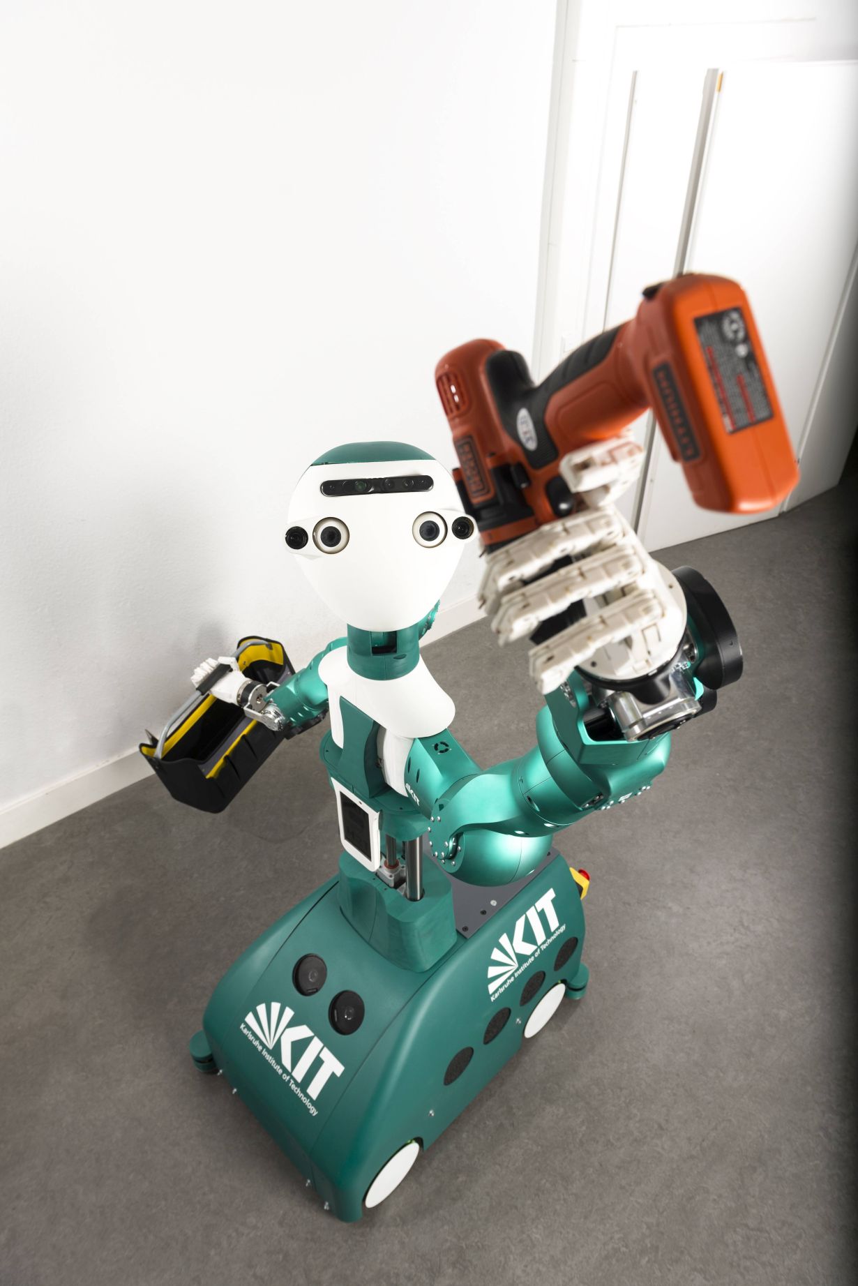 Lernwilliger Helfer: Der Assistenz-Roboter ARMAR 6 kann allein durch Beobachtung neue Fähigkeiten erwerben, Nutzer unterstützen und etwa Werkzeug reichen. (Bild:KIT/Laila Tkotz)