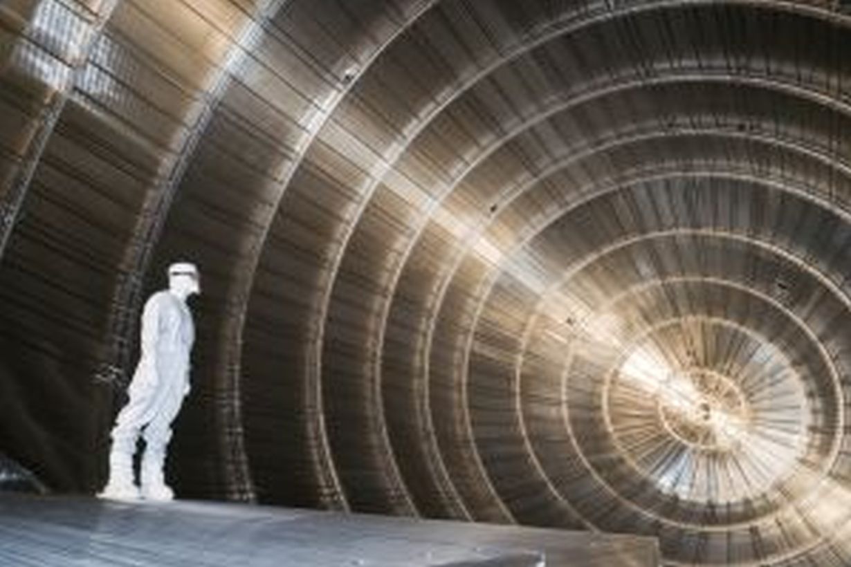 Im Inneren des Hauptspektrometertanks des Karlsruher Tritium Neutrino Experiments KATRIN, das am 11. Juni 2018 seinen Messbetrieb aufnimmt. (Foto: Michael Zacher)