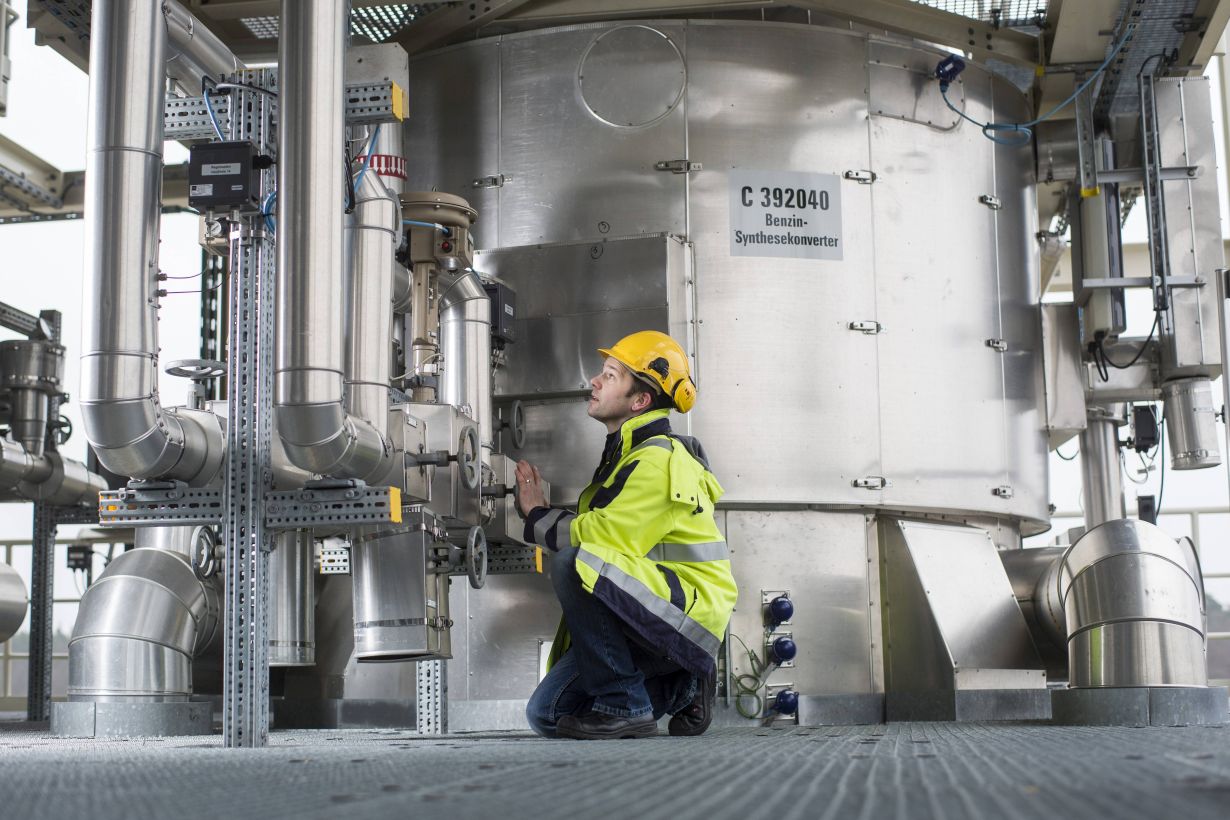 In the bioliq plant at KIT, research is carried out on how to produce high-quality biofuels from dry biomass such as residual material from agriculture and forest-ry. (Photo: Fabry)