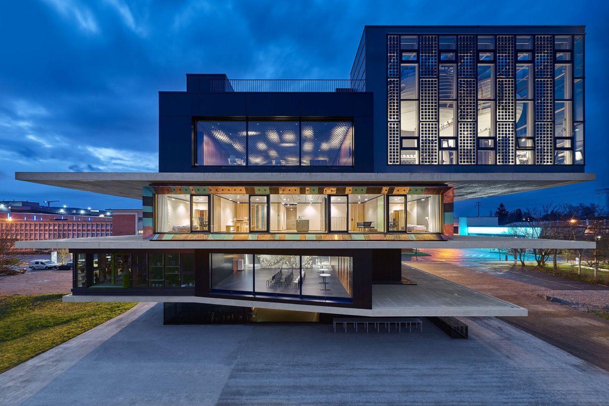 The residential unit is made of primary resources, such as untreated silver fir wood, newly developed construction materials, and recycled resources. (Photo: Zooey Braun)