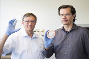 Professor Theo Scherer (l.) und Dr. Dirk Strauss (r.) vom Institut für Angewandte Materialien (IAM) des KIT mit den Diamantscheiben (Foto: Tanja Meißner, KIT)