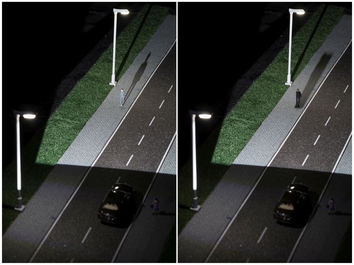 Der Camouflage-Effekt (links) lässt Fußgänger trotz guter Beleuchtung für Autofahrer unsichtbar werden. Intelligent vernetzte Auto- und Straßenbeleuchtung kann den Effekt aufheben (rechts) und mehr Sicherheit bringen. (Foto: Markus Breig, KIT)