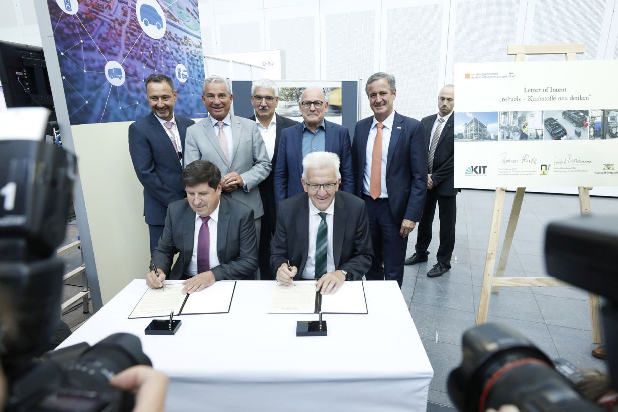 Unterzeichneten in Stuttgart die Absichtserklärung: Vizepräsident Prof. Thomas Hirth, KIT, (links) und Ministerpräsident Winfried Kretschmann (rechts) (Foto: (c) e-mobil BW / Studio KD Busch)