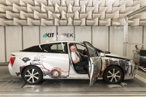 Professor Albert Albers, Leiter des IPEK, in einem Brennstoffzellenfahrzeug (Toyota Mirai) auf dem Rollenprüfstand. (Foto: Laila Tkotz, KIT). 