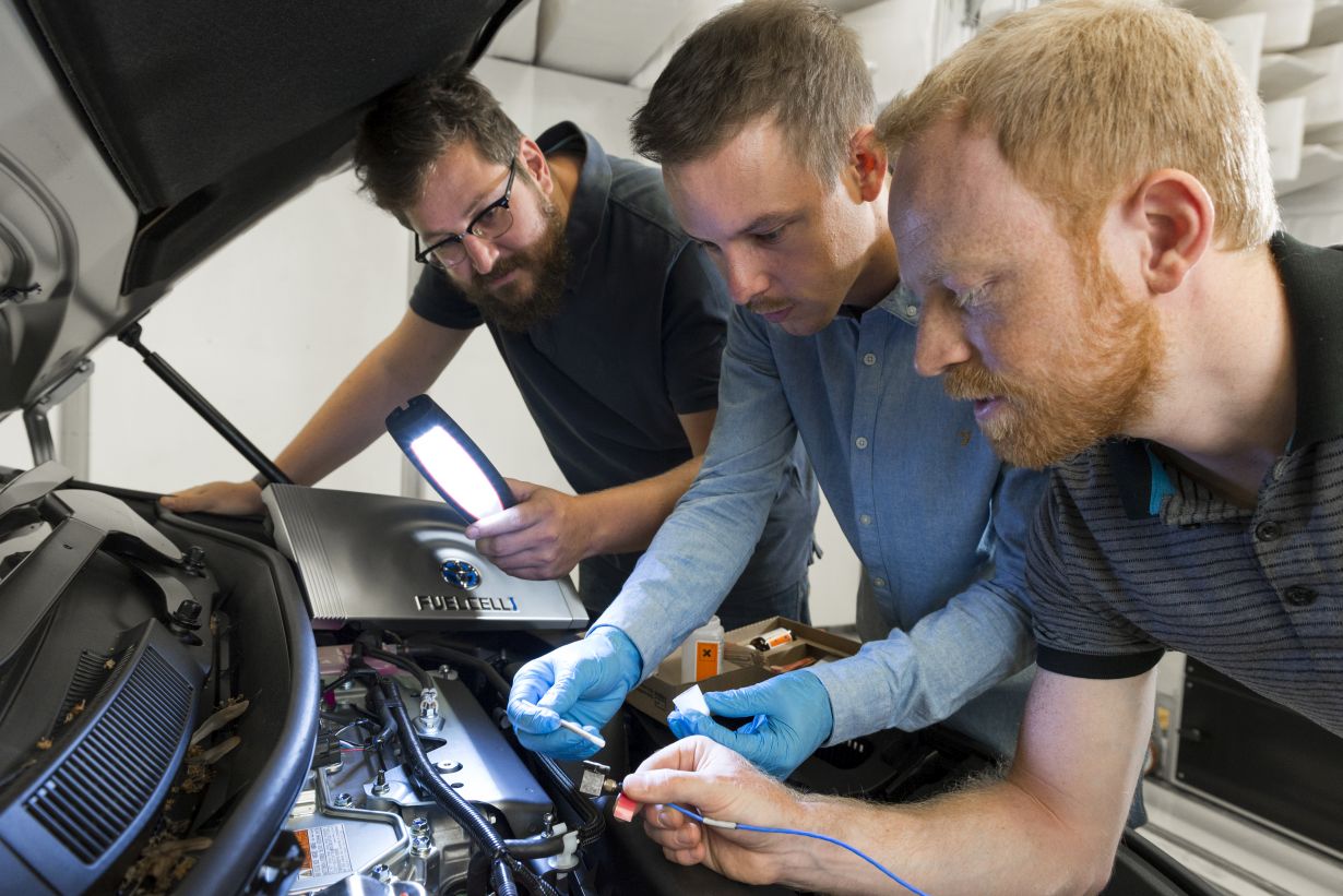 Development across sites: Engineers of KIT and Tongji University simultaneously work on the validation of electric drives in fuel cell vehicles. (Photo: Laila Tkotz, KIT)