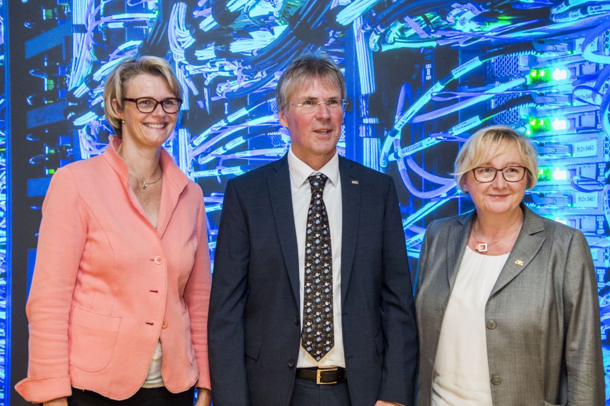 Bundesministerin Anja Karliczek (li.) und Landesministerin Theresia Bauer (re.) besuchten mit Präsident Holger Hanselka verschiedene Forschungseinrichtungen am KIT