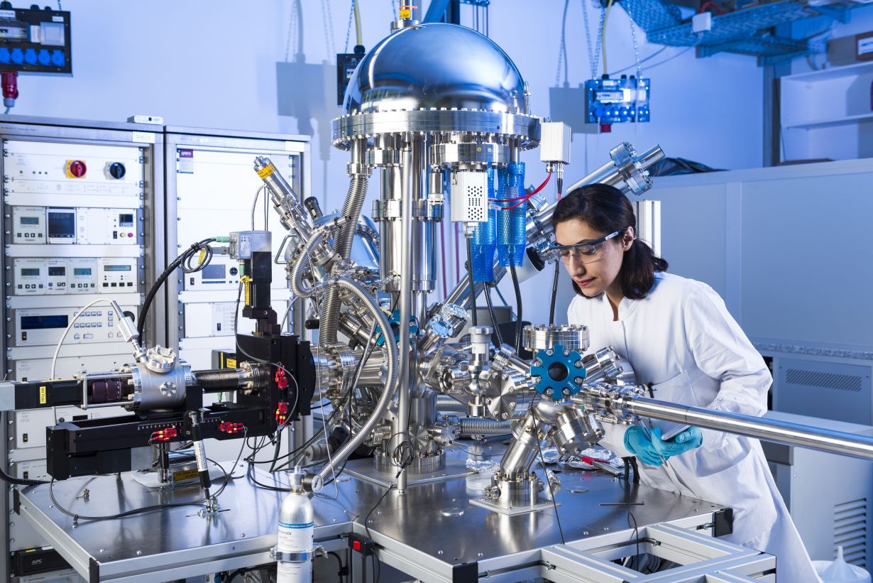 Doktorandin Niyousha Karimi Paridari untersucht die elektrochemischen Eigenschaften unterschiedlicher Materialien, um sie für neue Energiespeichertechnologien nutzbar zu machen. (Foto: Laila Tkotz, KIT)