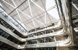 Das Kollegiengebäude Mathematik am Campus Süd des KIT gilt als ein energetisch vorbildlich saniertes Gebäude. Im Jahr 2016 wurde es mit dem Deutschen Hochschulbaupreis ausgezeichnet. (Foto: Markus Breig/KIT)