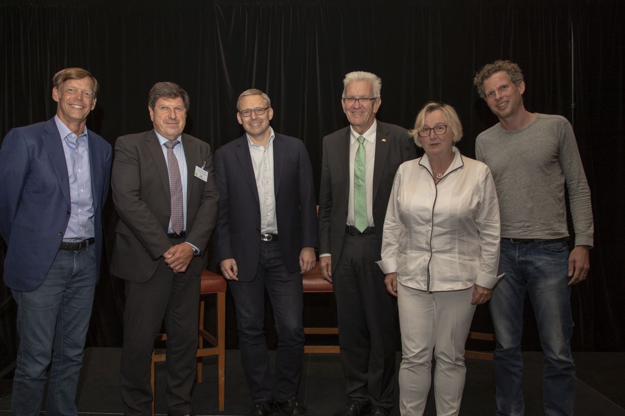 Moderator Doug Garland, Vizepräsident Thomas Hirth, Alumnus Guido Appenzeller, Ministerpräsident Winfried Kretschmann, Ministerin Theresia Bauer und Alumnus Cyriac Roeding. v. l. n. r., (Foto: Jana Höffner / Staatsministerium Baden-Württemberg)