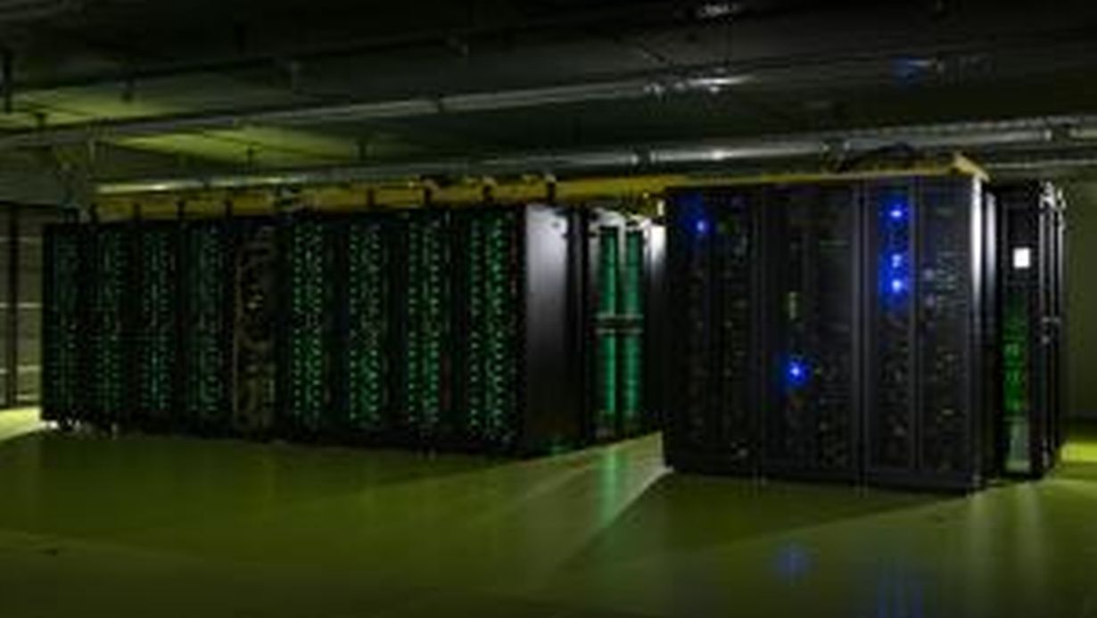Der „Supercomputer“ des KIT verarbeitet schnell gewaltige Datenmengen wie sie jetzt auch für die Medizinforschung genutzt werden sollen. (Foto: Markus Breig, KIT)