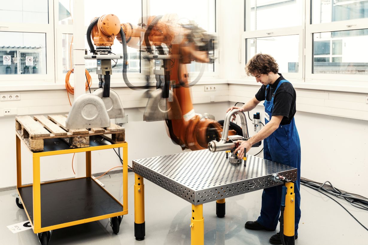 Ein Thema von Roboshield ist der sichere Betrieb von Arbeitsplätzen mit Mensch-Roboter-Kollaboration. (Foto: Fraunhofer IPA)