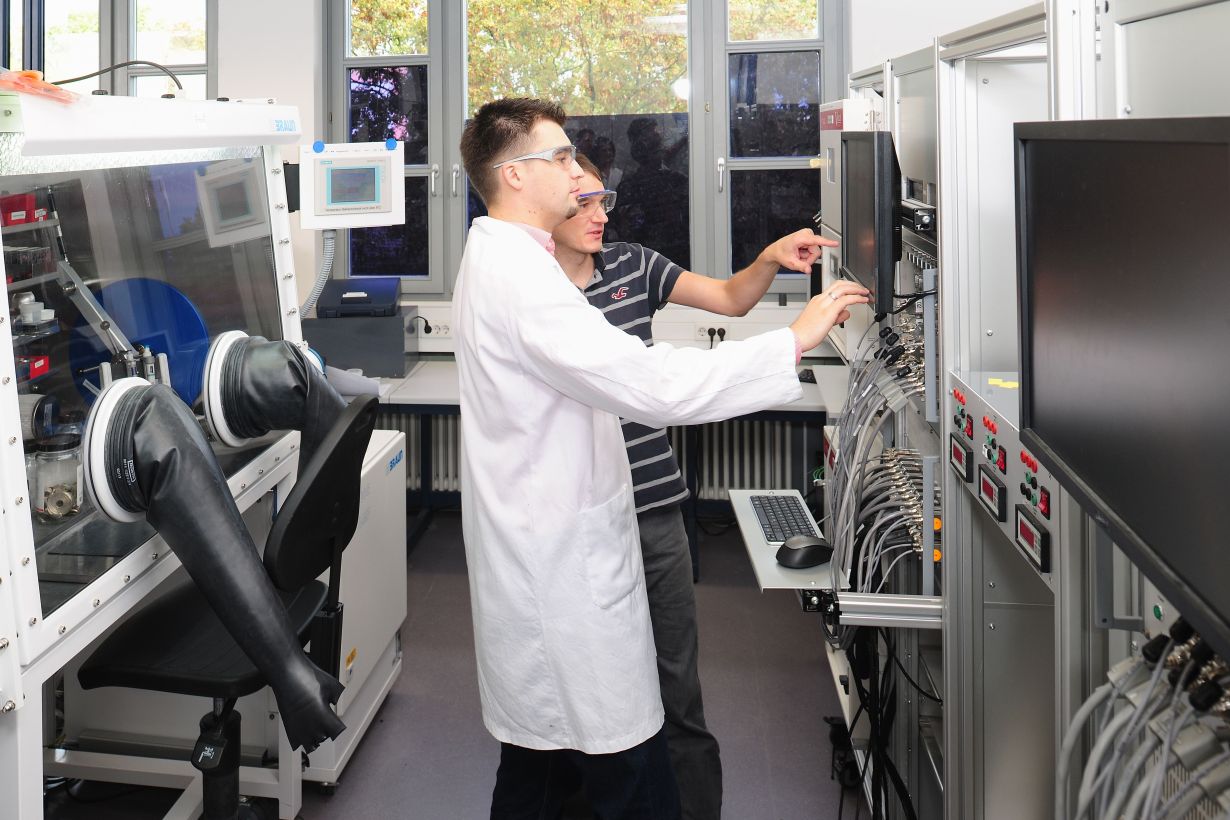 Wissenschaftler am KIT bei der Arbeit in einem Batterielabor zur Bestimmung von Materialeigenschaften. Die Charakterisierung von neuen Materialien ist ein wichtiger Schritt auf dem Weg zur Festkörperbatterie. (Foto: Carsten Costard) 