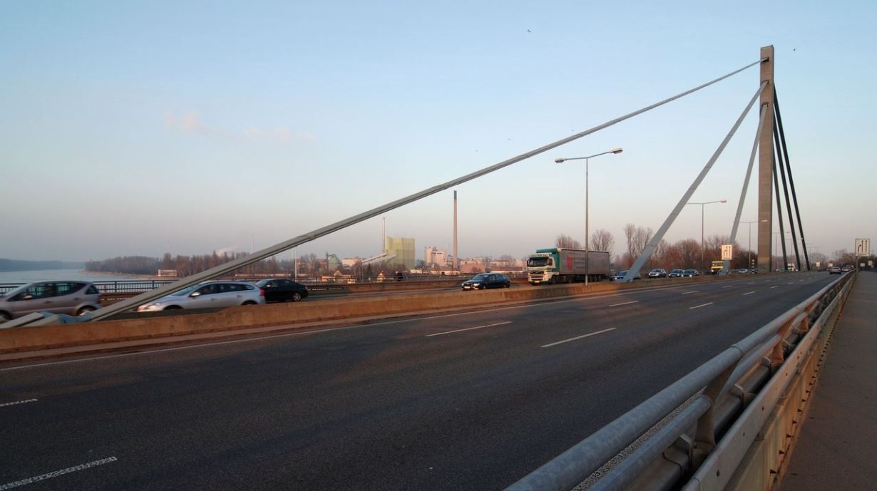 Die Sanierung und Ertüchtigung der Rheinbrücke Maxau begleiten Ingenieure des KIT wissenschaftlich. (Foto: Wikimedia Commons, Rainer Lück, http1RL.de)