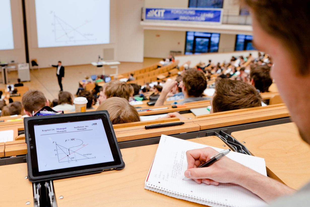 At the “Uni für Einsteiger” day on November 21, 2018, pupils can get a feel for university in taster lectures (Photo: Harry Marx, KIT)