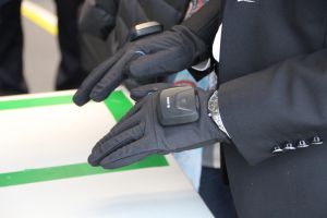 Intelligente Technologien wie zum Beispiel Handschuhe mit Sensoren erfassen automatisch Arbeitsschritte und leiten die Informationen an das gesamte Produktionssystem weiter. (Foto: KIT)