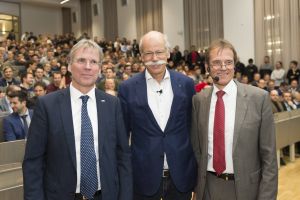 Von links: Der Präsident des KIT Professor Holger Hanselka, Daimler-CEO Dieter Zetsche und Professor Frank Gauterin, Leiter des Instituts für Fahrzeugsystemtechnik des KIT und wissenschaftlicher Sprecher des KIT-Zentrums Mobilitätssysteme (Foto: Markus Br