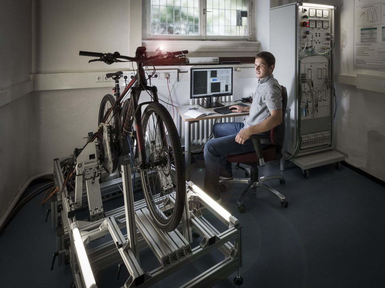 Researchers at KIT are testing e-bikes on a test bench commonly used in the automotive industry. (Photo: Markus Breig, KIT) 