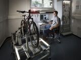 Forscher des KIT testen E-Bikes auf einem Prüfstand wie er in der Automobilindustrie üblich ist. (Foto: Markus Breig, KIT) 