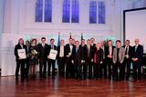 Gewinner und Jury des Lothar-Späth-Awards 2018 – in der Mitte das INERATEC-Team (ausführliche Bildunterschrift am Textende; Foto: Wolfang List)